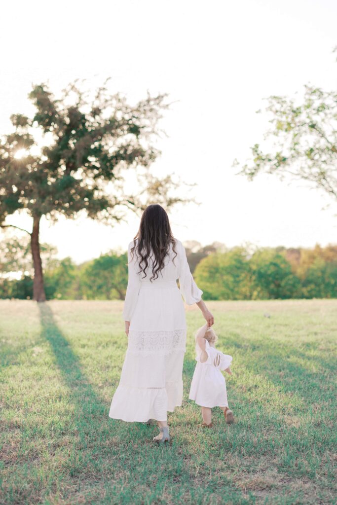 Jessica walking away with her daughter during her Sansom Park family session