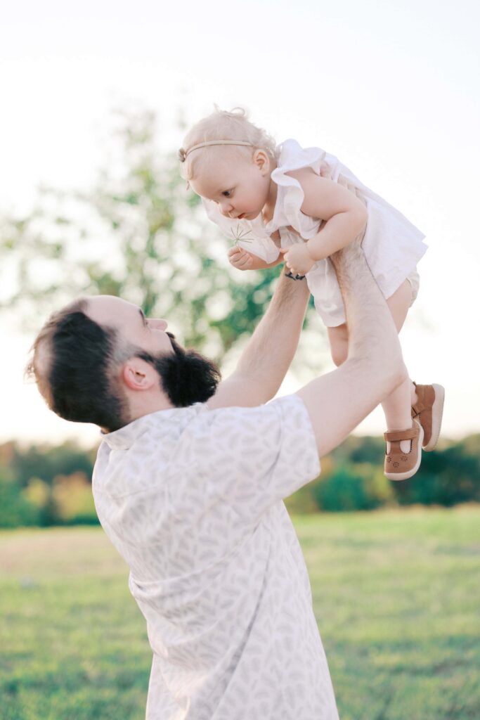 Taylor holdinh his baby up at his Sansom Park family session