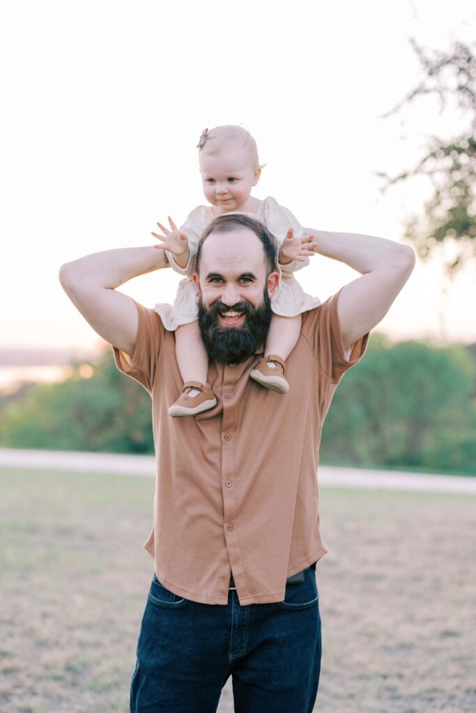 taylor holding his baby on his shoulder at their Sansom Park family session 